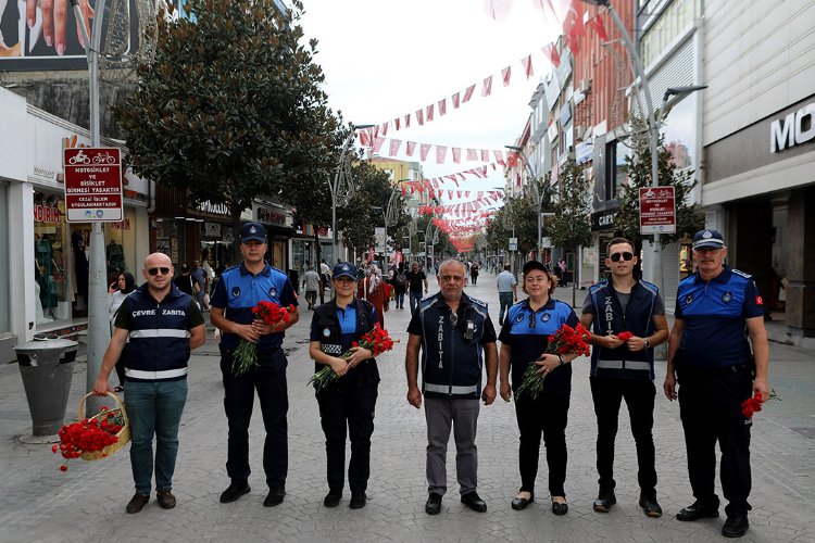 Sakarya Zabıtası'ndan vatandaşa ve esnafa karanfil -