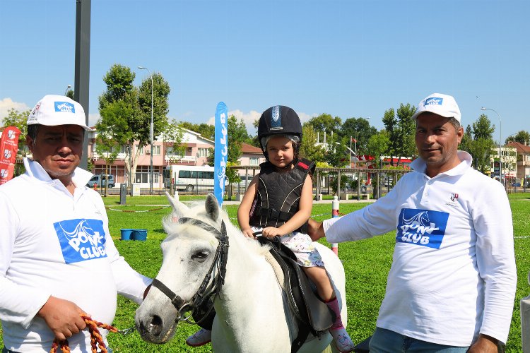 Sakaryalı çocuklar 'Millet'te pony atlarına bindi -