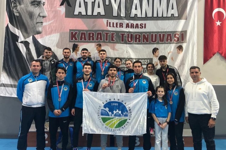 Sakaryalı karateciler Ata'nın anısına madalyaları topladı