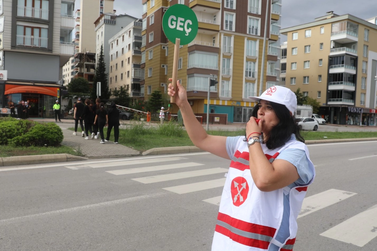 Samsun'da öğrenciler 'okul geçidi görevlisi' ile güvende -