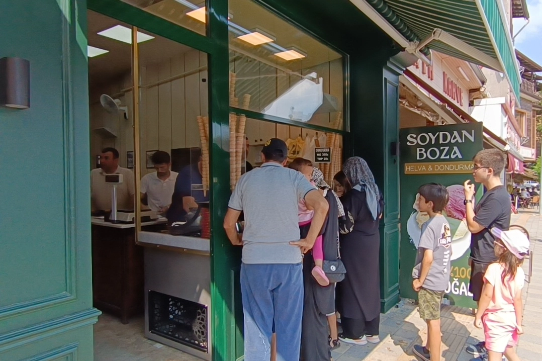 Sıcaktan bunalanlar çareyi dondurmada buldu -