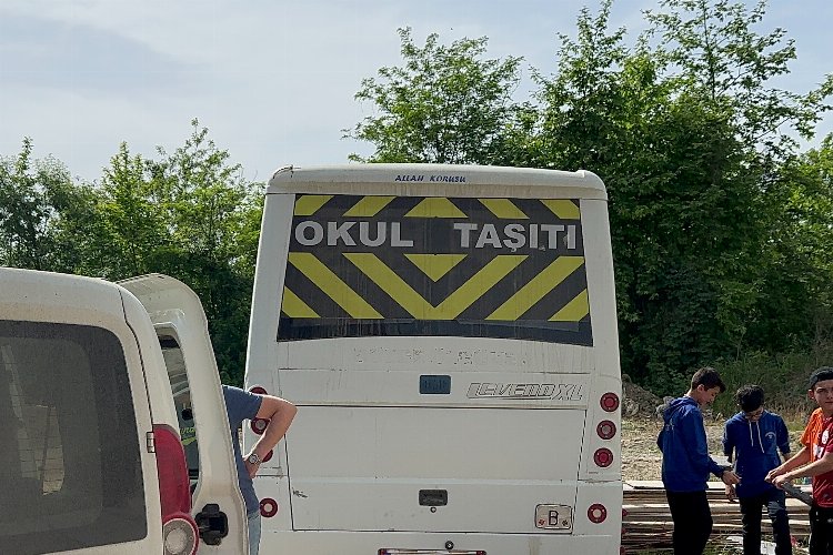 Servis sürücüsü, öğrencilerle birlikte polisten kaçtı -