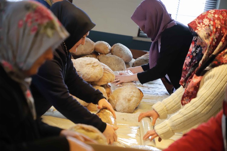 Şileli köy kadınlarından depremzedelere ekmek sevkiyatı -