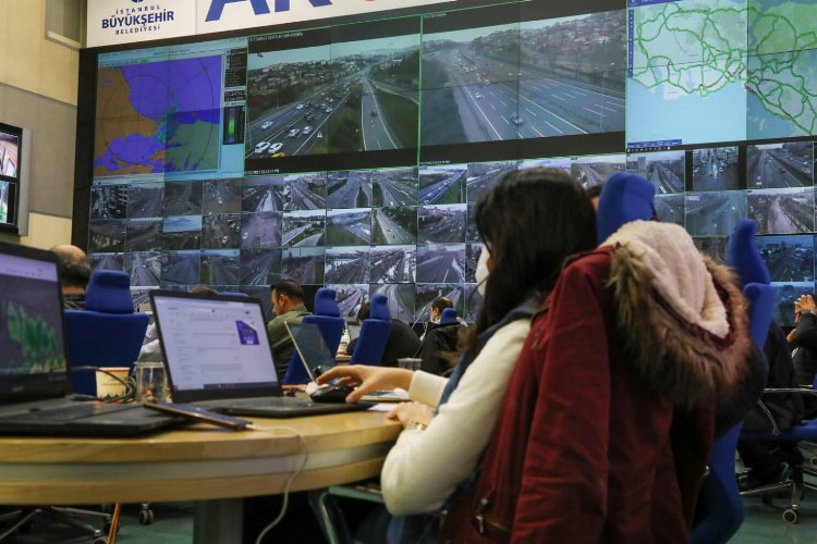 İstanbul'a kar geldi trafik azaldı -