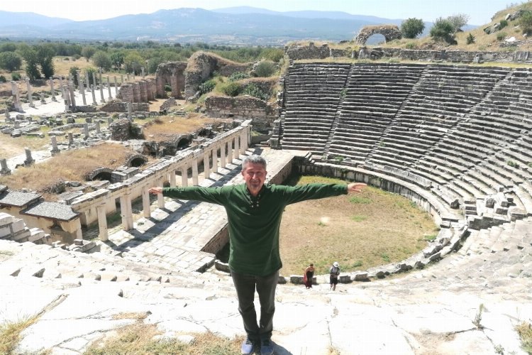 Tarihçi Rıdvan Şükür Afrodisias'ı adım adım gezdi -