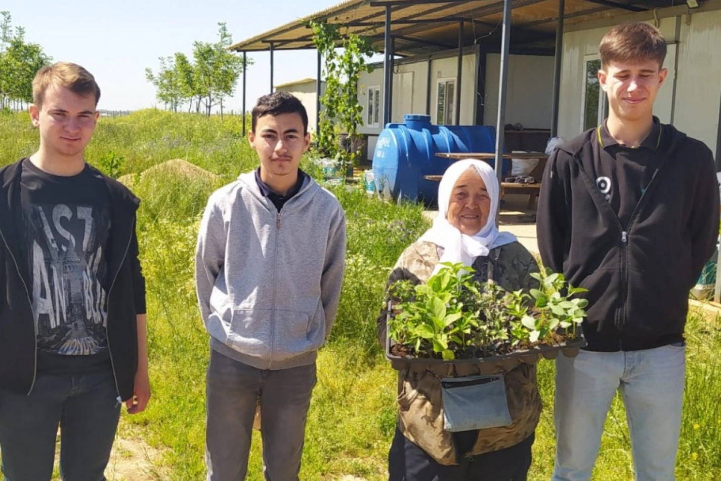 Tekirdağ'da öğrenciler ürettikleri fideleri köy kadınlarına ücretsiz dağıttı -