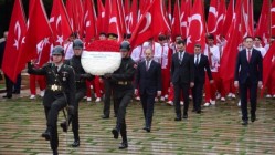 19 MAYIS ANITKABİR'E ÇELENK KONULMASIYLA BAŞLADI