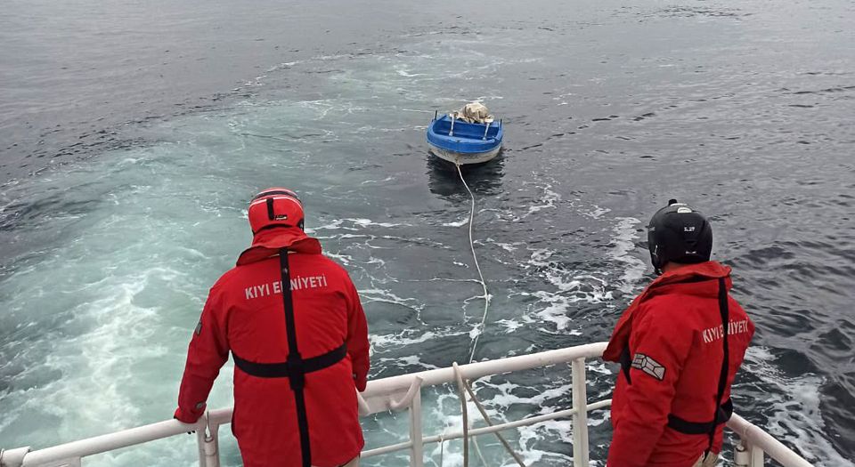 İstanbul'da başıboş tekne Kıyı Emniyeti'nce barınağa çekildi