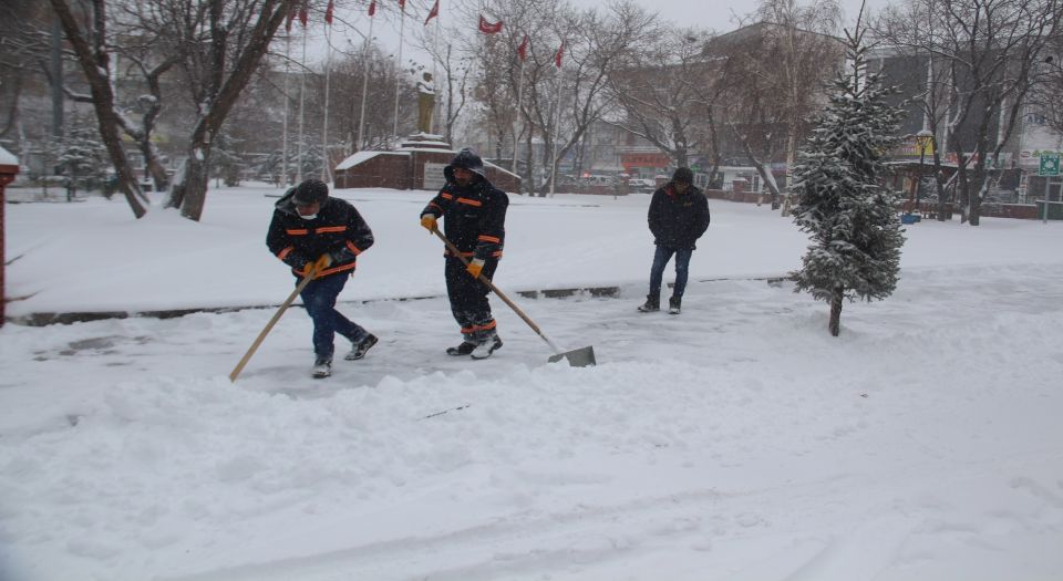 Ardahan’da kar ve tipi etkili oldu