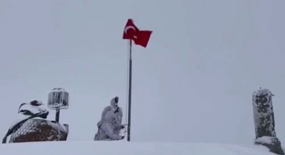 Mehmetçik'ten karlar altında bayrak değişimi