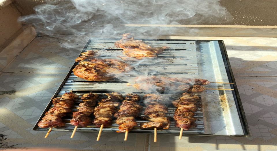 Yangın ihbarına gelen polisler, mangal keyfi ile karşılaştı!