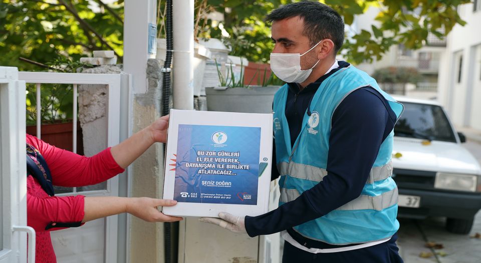 Denizli Merkezefendi'de esnaflara gıda kolisi desteği