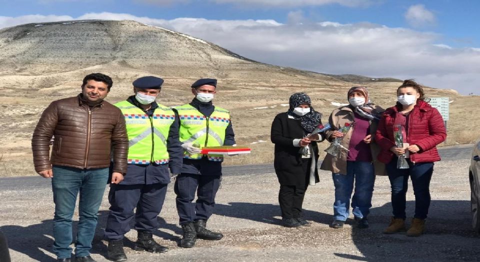 Sivas Kangal'da jandarmadan 8 Mart 'gül'ü!