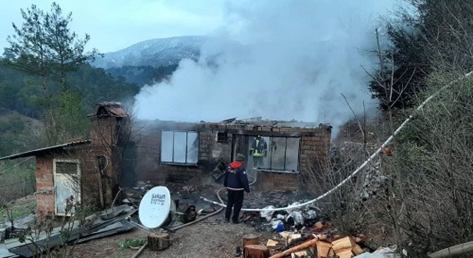 Acıpayam'da işsiz baba cinnet geçirdi, evini yaktı!