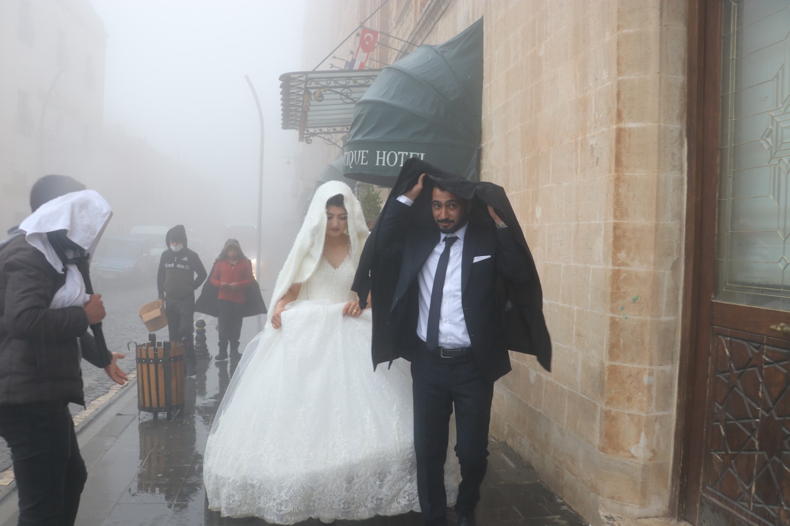 Mardin'de düğün fotoğrafı çekimlerine sis engeli!