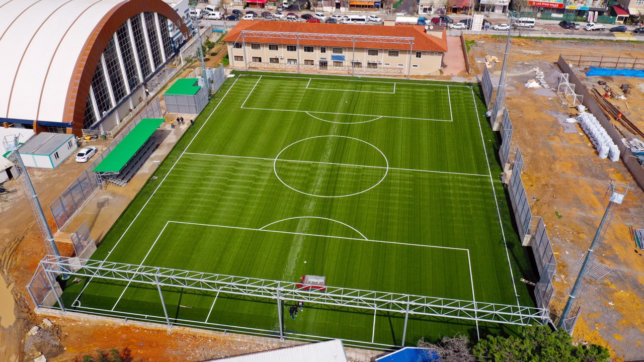 Gebze Futbol Sahasının halısı serildi