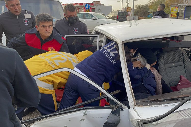 Adıyaman'da hastane önünde çarpıştılar: 2 yaralı