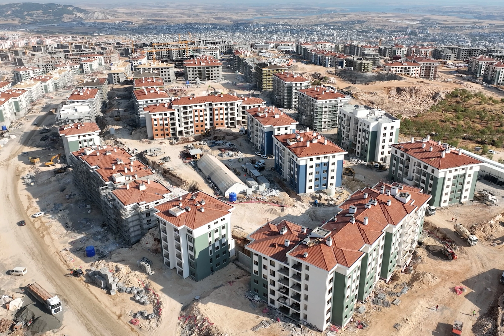 Adıyaman İndere ülkenin en büyük şantiyesi oldu... Kaya zemine tünel kalıpla sağlam konutlar -