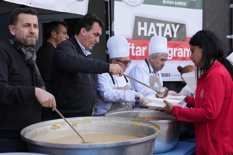 Afet bölgesinde Bursa Osmangazi'den her gün 4 bin kişilik aş -