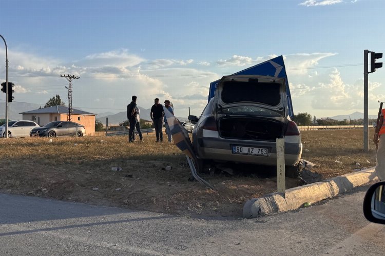 Afşin'de trafik kazası: 3 yaralı -