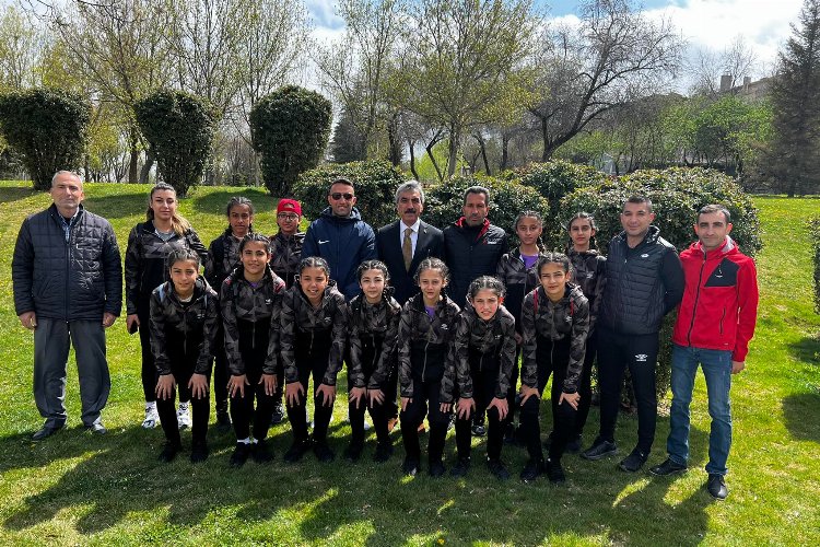 AK Partili Dal, Kilis Aslan Gençlik ve Spor Kız Futbol takımını TBMM’de ağırladı -