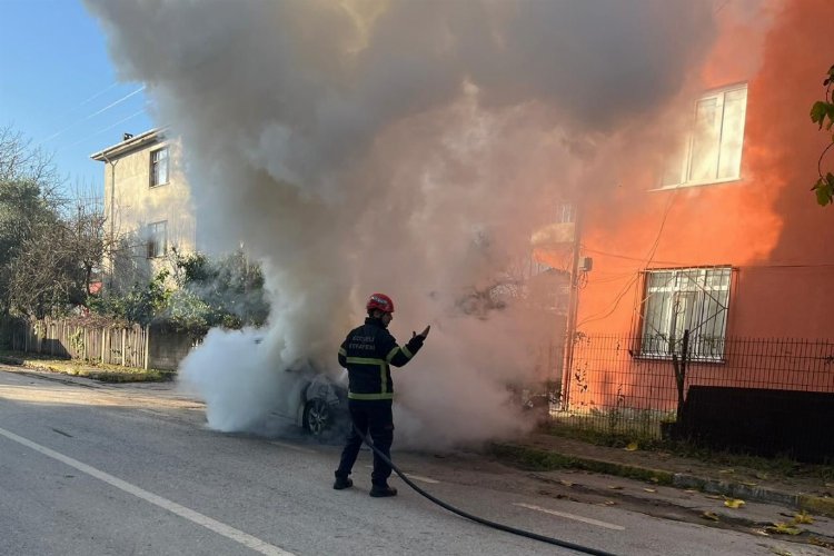 Alev alan otomobili Kocaeli İtfaiyesi söndürdü -