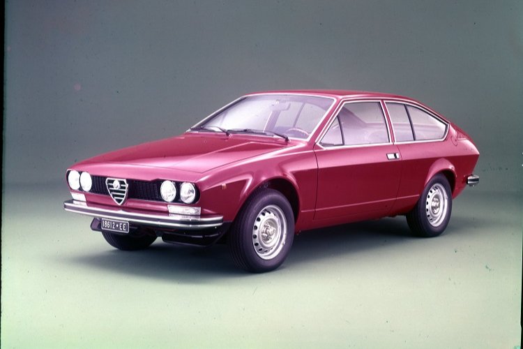 Alfa Romeo iki efsanevi modelin yıl dönümünü kutluyor -