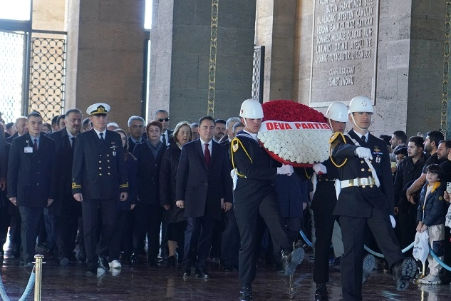 Ali Babacan, Anıtkabir Özel Defteri’ni imzaladı -