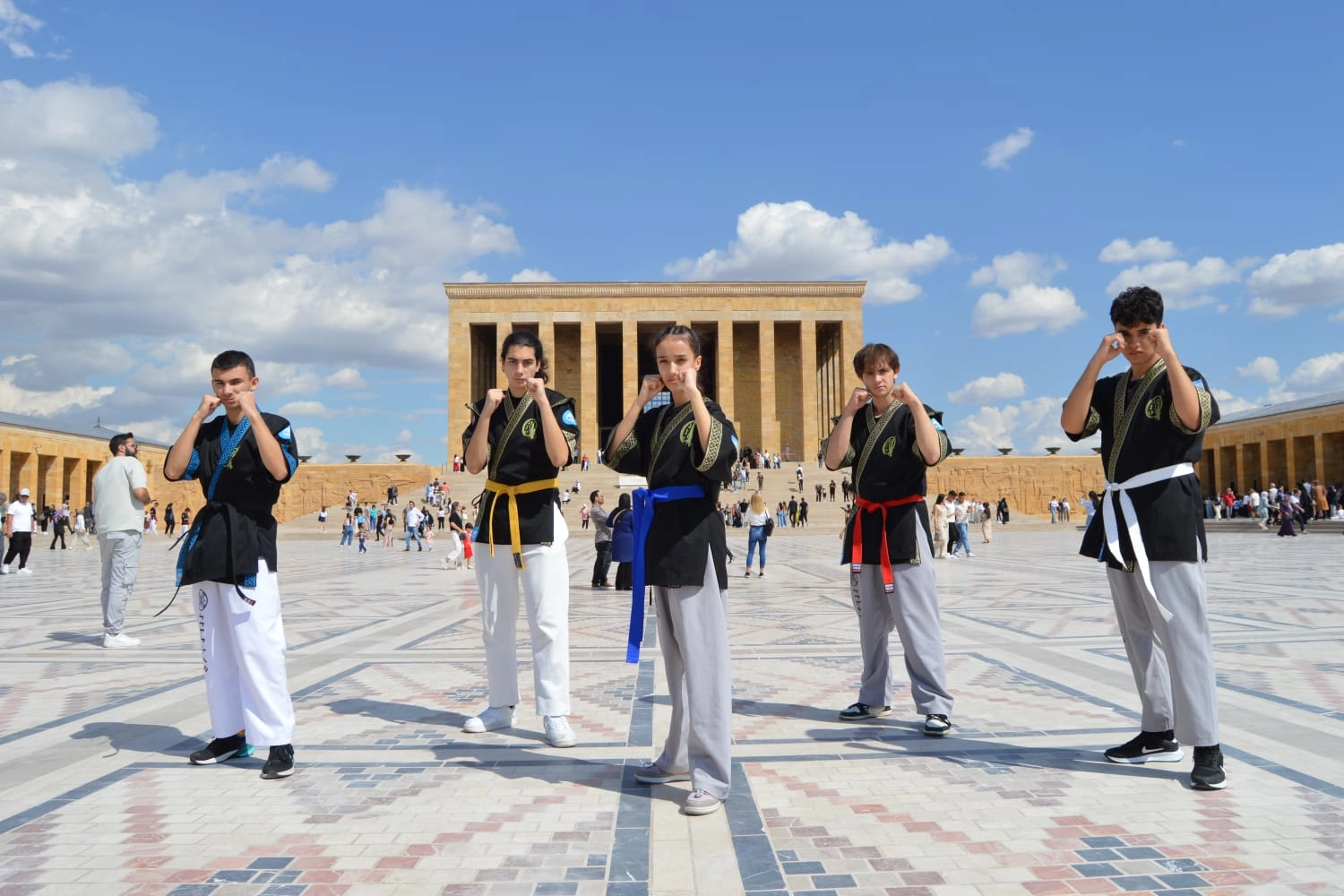 Alpagut Turan Federasyonu Anıtkabir'e çıkartma yaptı -