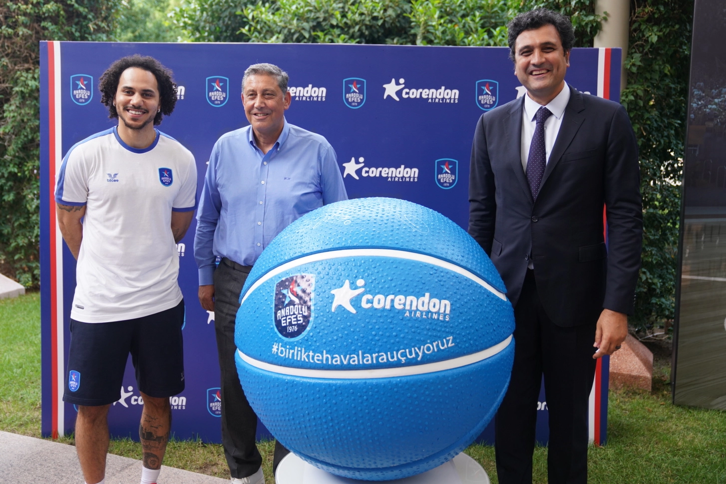 Anadolu Efes sponsorluk anlaşmasını yeniledi -