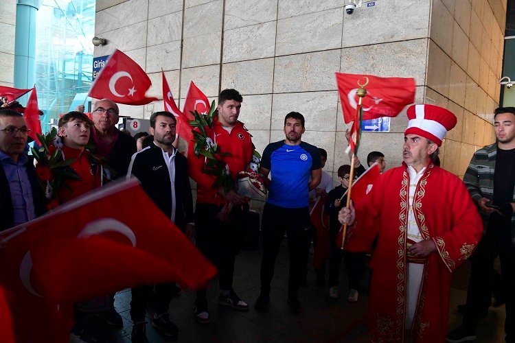 Ankara'nın gururu sporculara coşkulu karşılama -