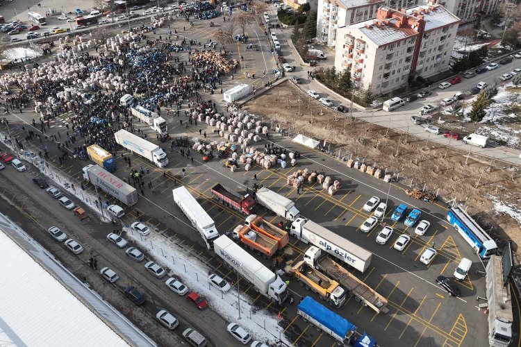 Ankaralılardan deprem bölgesine 500 tır yardım -