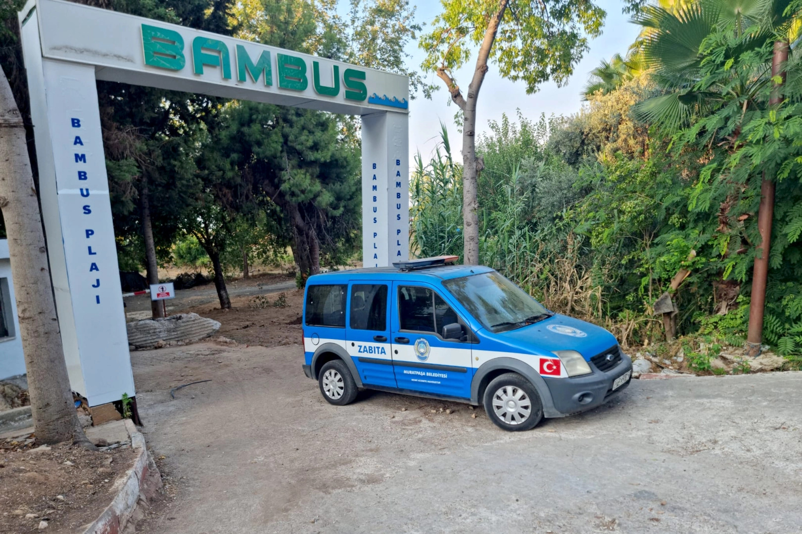 Antalya'da Bambus Plajı'ndan taşıtlar da çekildi! -