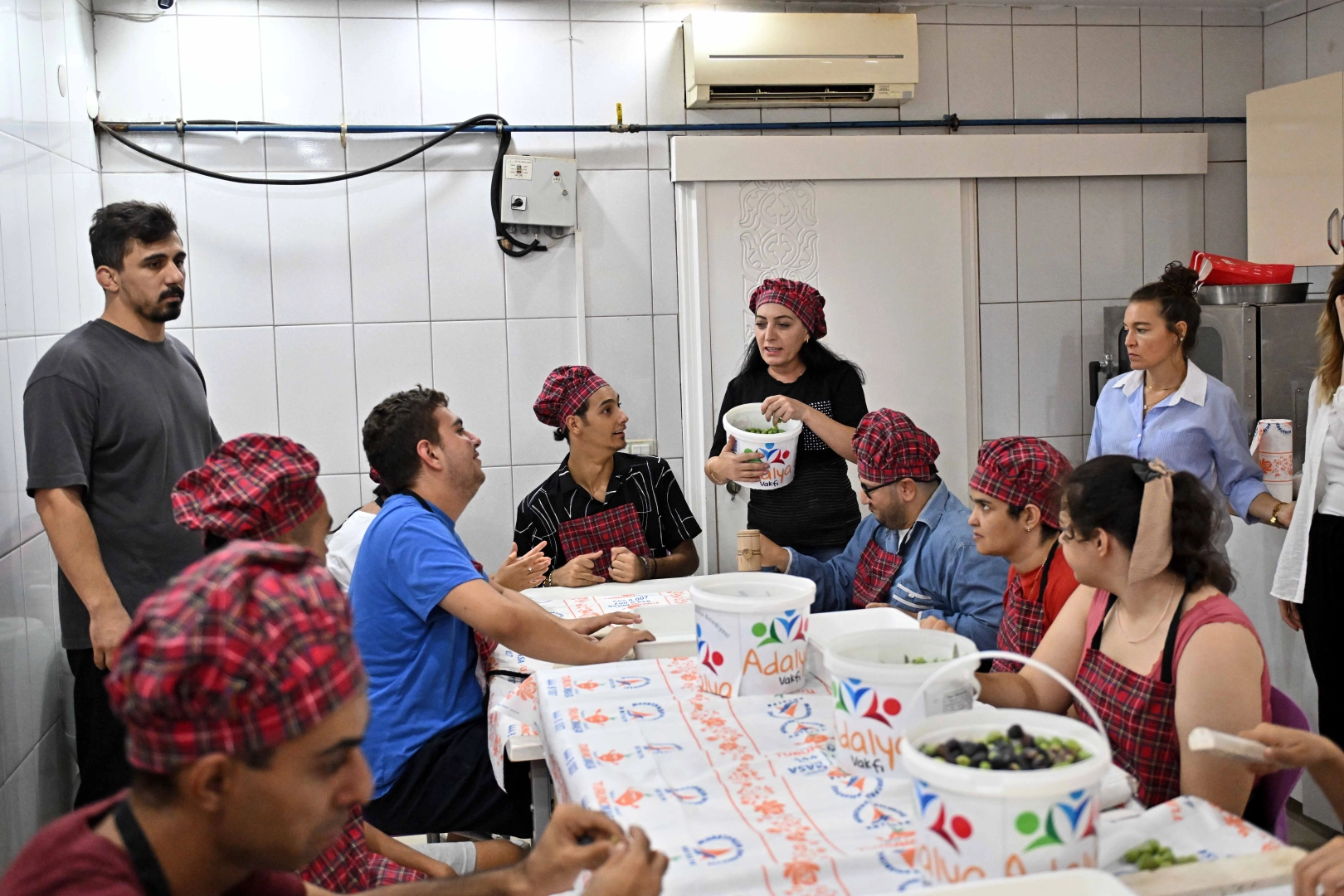 Antalya'da özel çocuklardan bahçeden sofraya zeytin üretimi -