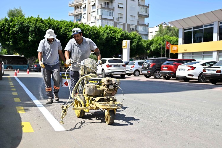 Antalya Muratpaşa'nın yol çizgileri yenileniyor -