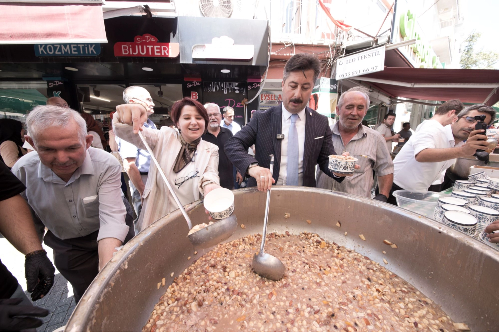 Aşure şenliğinde binlerce konuk ağırlandı -