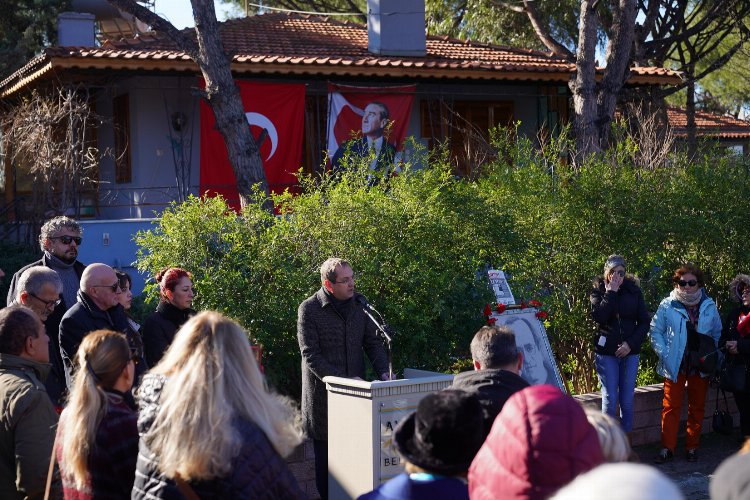 Ayvalık'taki evi önünde Uğur Mumcu'ya anma -