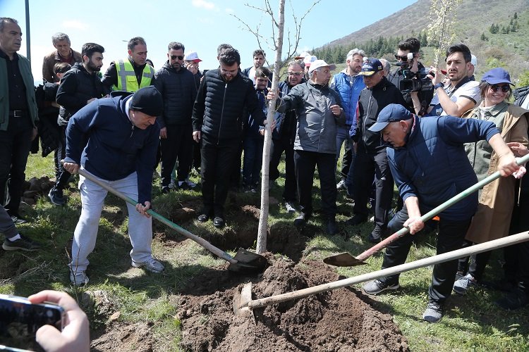 Bakan Hulusi Akar'dan doğa yürüyüşü -