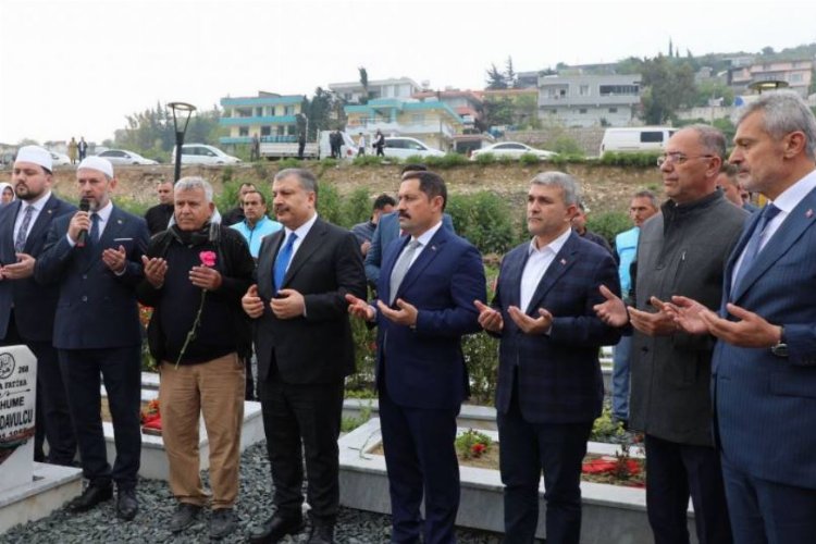 Bakan Koca Ve Başkan Öntürk deprem şehitliğini ziyaret etti -