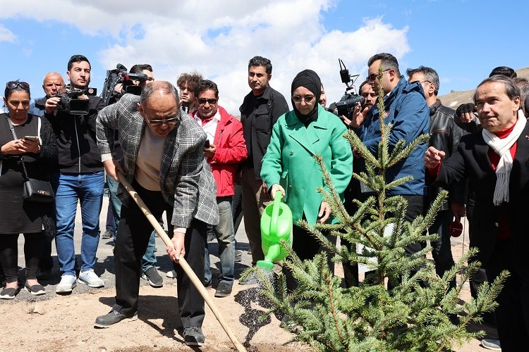 Bakan Özhaseki’den Çölleşme ve Kuraklıkla Mücadele Günü mesajı -