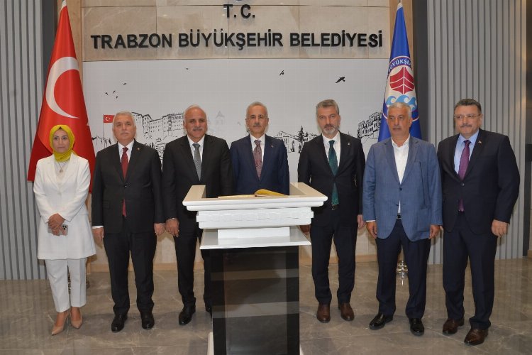 Bakan Uraloğlu Trabzon Büyükşehir’i ziyaret etti -