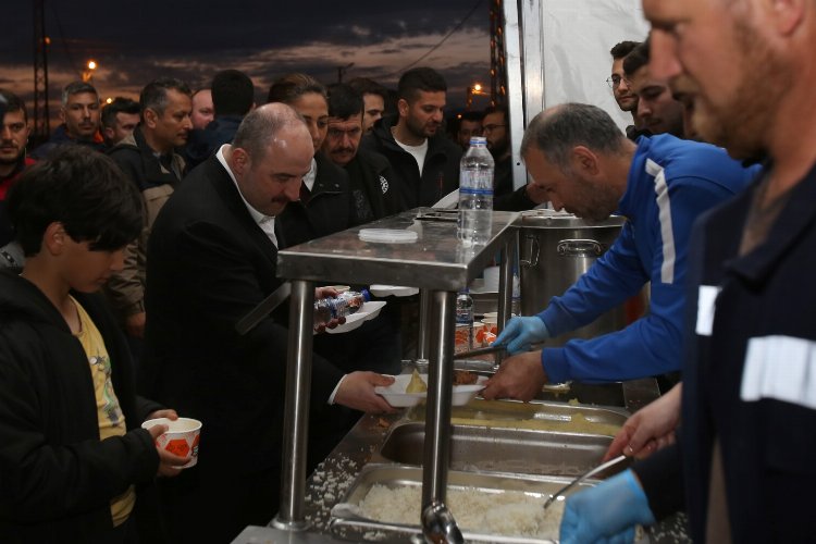 Bakan Varank, Kocaeli çadır kentte orucunu açtı -