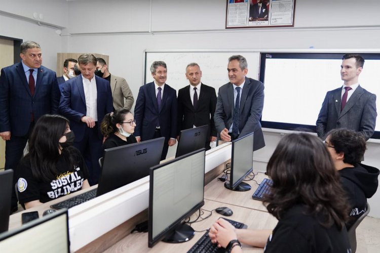 Bakan Özer İstanbul'daki okul ziyaretlerinde gençleri dinledi -