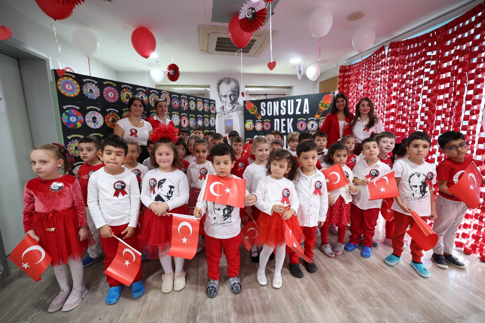 Bakırköylü çocuklar Cumhuriyet’in 101.yılını kutladı -