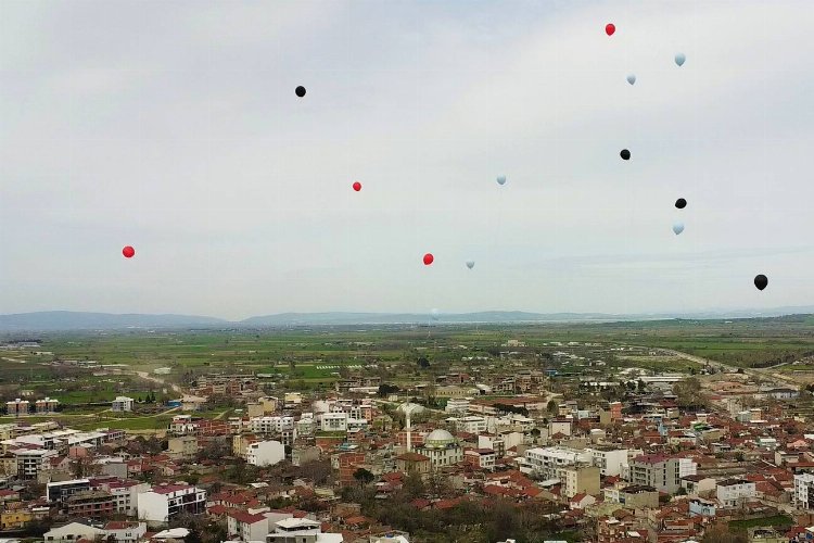 Balonlar deprem bölgesi için Bursa'dan gökyüzüne salındı -