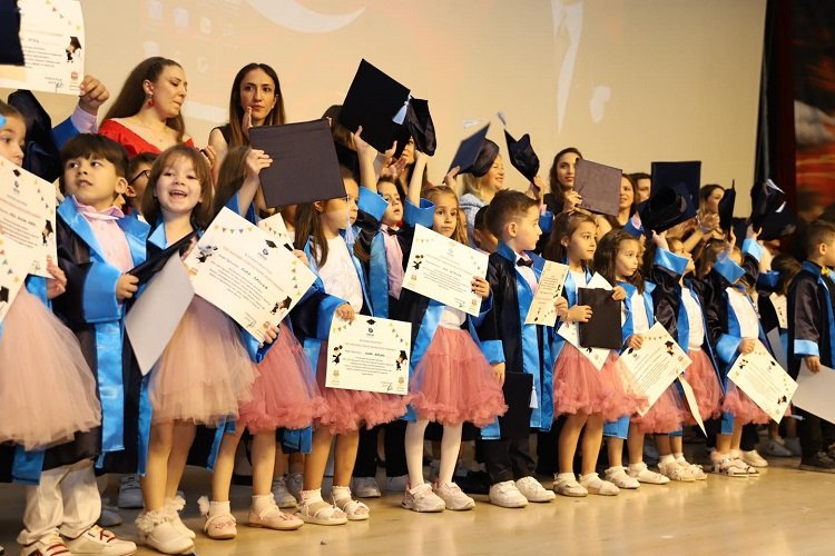 Bandırma'nın ilk bakımevi mezunlarını verdi -