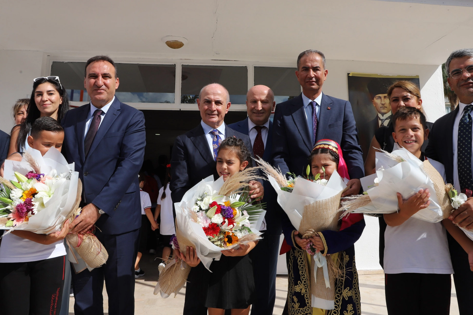 Başkan Akgün ilk zili öğrencilerle birlikte çaldı -