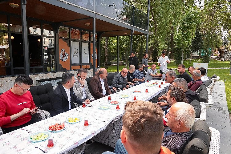 Başkan Arı İstiklal Caddesi’nde esnaflarla bir araya geldi -