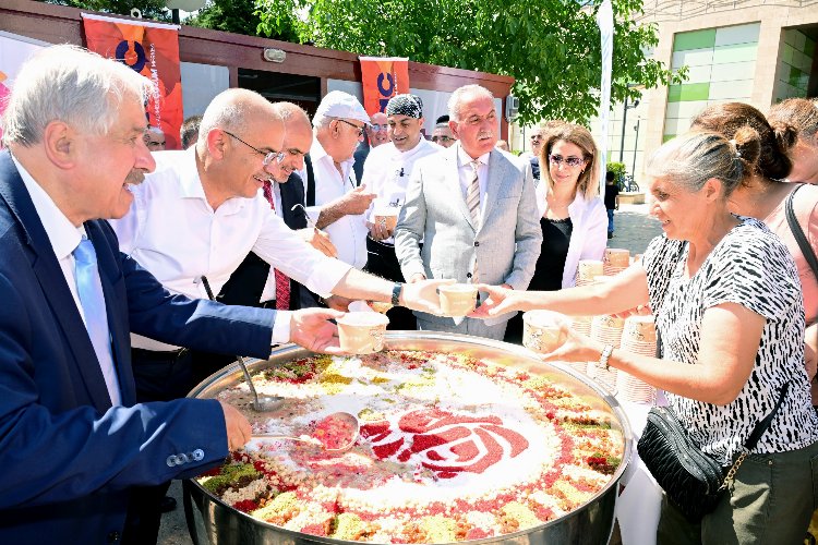 Başkan Sami Er, aşure dağıtım programında vatandaşlarla buluştu -