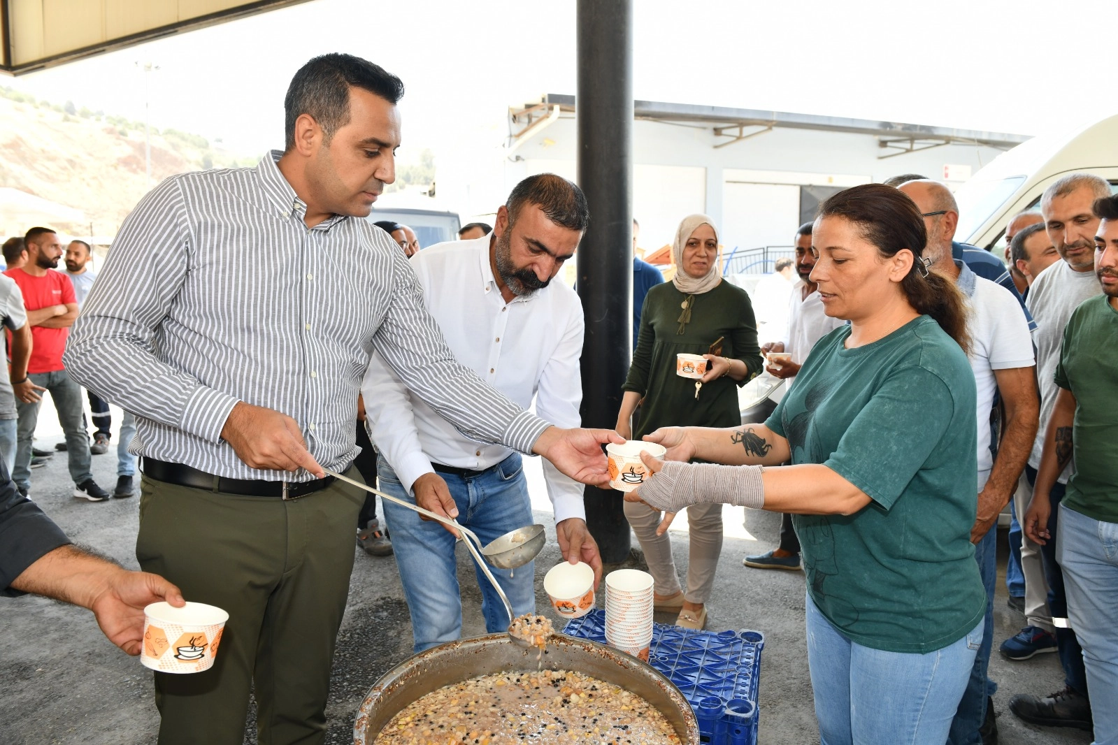 Başkan Yıldız’dan personele aşure ikramı -